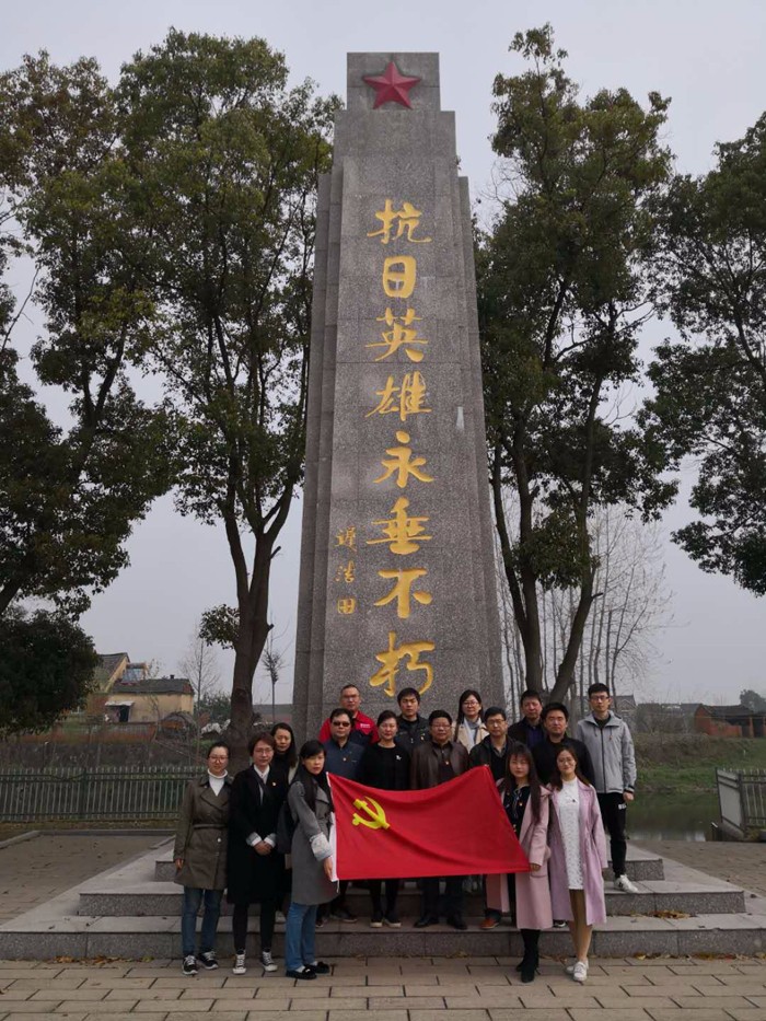 沃頓液壓扳手員工及園區(qū)代表護河鎮(zhèn)革命烈士陵園接受愛國主義教育